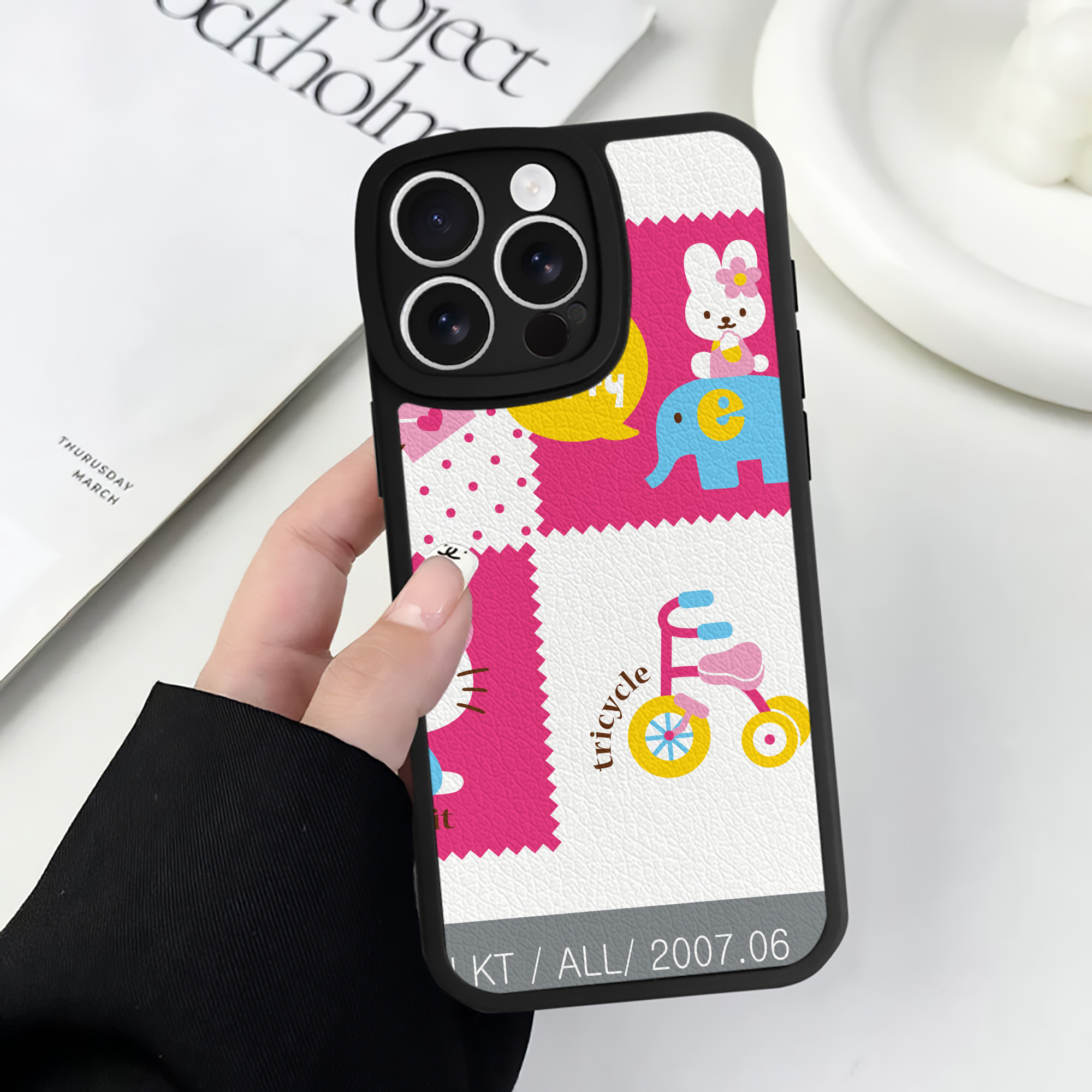 （画像用） Hello Kitty ハローキティ 【iPhone 16シリーズ対応】シリコンスマホケース（レザー調） 材質：シリコン
